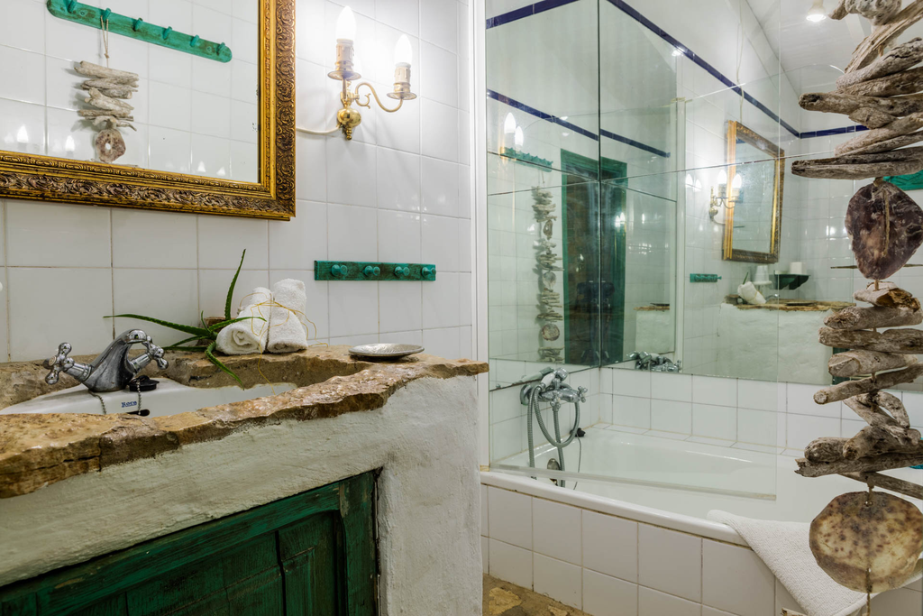 Finca Can Duvai_Superior_Apartment_Englischeszimmer_Bad.webp