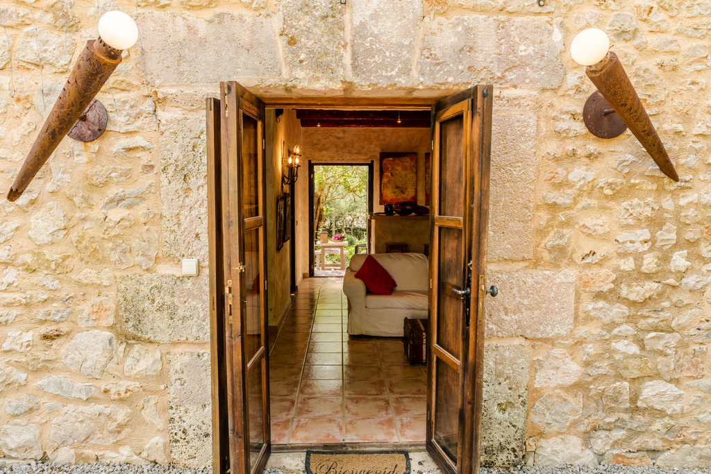 Finca Can Duvai_Suite_Apartmen_Rosenhaus_Eingang1.webp