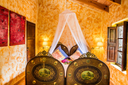 Finca Can Duvai_Deluxe_Apartment_Orangenhaus_Bett.webp