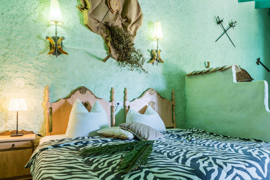 Finca Can Duvai_Superior_Apartment_Rittersaal_Bett.webp