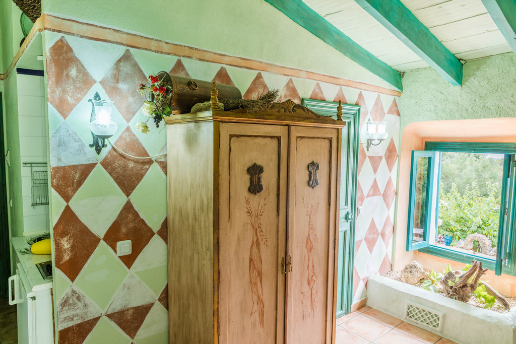 Finca Can Duvai_Superior_Apartment_Rittersaal_Schrankecke.webp