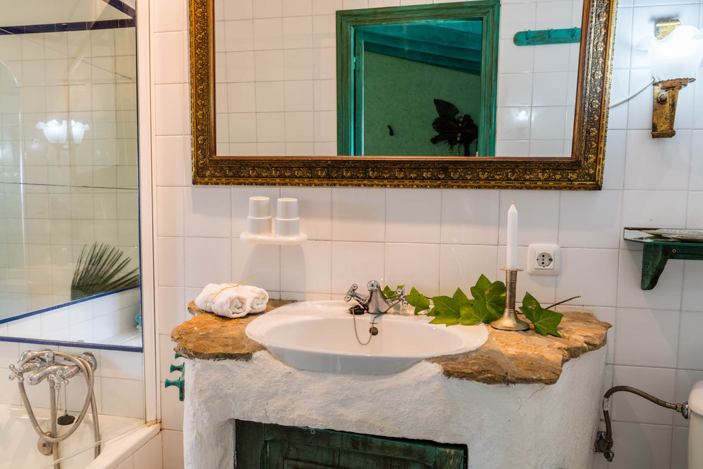 Finca Can Duvai_Superior_Apartment_Rittersaal_Bad.webp