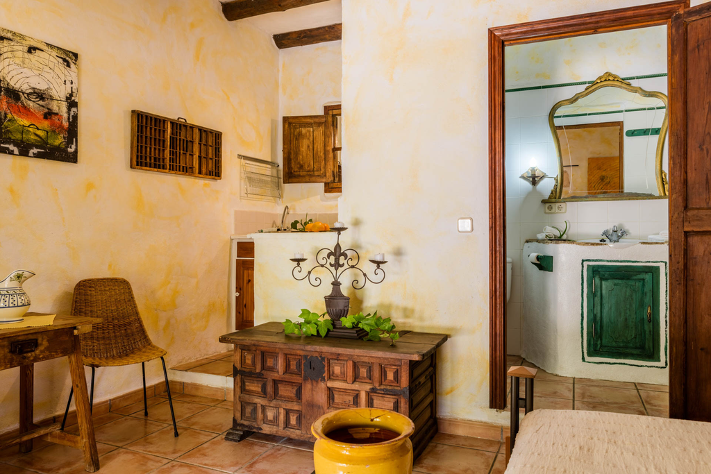 Finca Can Duvai_Superior_Garten_Apartment_Orangenzimmer_Küche+Esstisch.webp