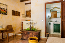 Finca Can Duvai_Superior_Garten_Apartment_Orangenzimmer_Küche+Esstisch.webp