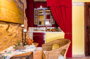 Finca Can Duvai_Superior_Garten_Apartment_Roteszimmer_Küche+Esstisch.webp