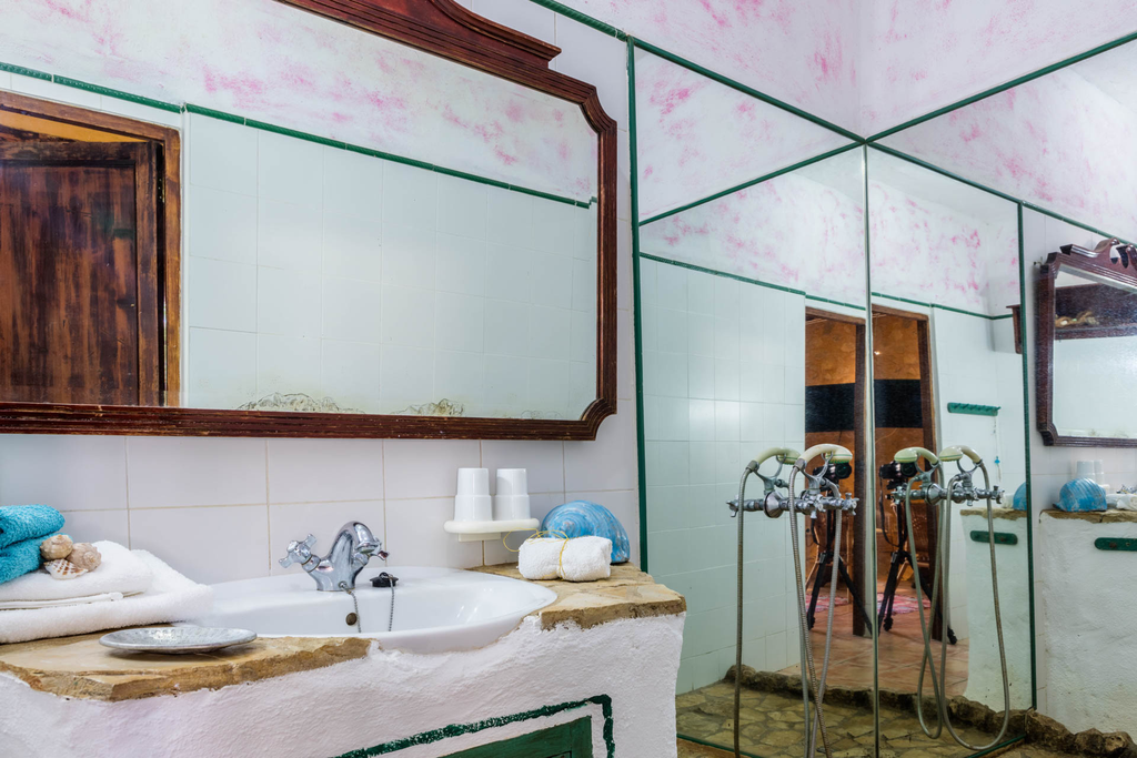 Finca Can Duvai_Superior_Garten_Apartment_Roteszimmer_Bad.webp