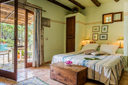 Finca Can Duvai_Superior_Garten_Apartment_Pastellzimmer_Bett.webp
