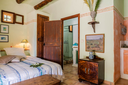 Finca Can Duvai_Superior_Garten_Apartment_Pastellzimmer_Bett+Bad.webp